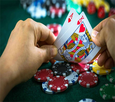 Chiến Lược Phòng Thủ Chống Lại Cú Blơf 3 Lần Đặt Cược Liên Tiếp Trong Poker Texas Hold'em